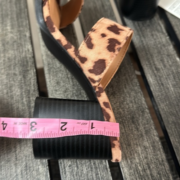 3 inch Cheetah print Amazon Heels size 8 - Picture 5 of 6